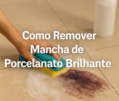 Pessoa limpando mancha escura em piso de porcelanato brilhante com esponja e pano úmido