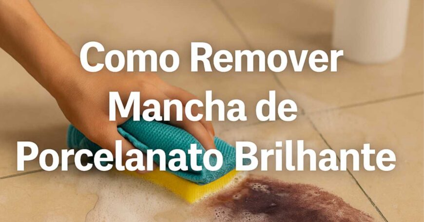 Pessoa limpando mancha escura em piso de porcelanato brilhante com esponja e pano úmido
